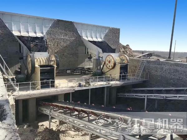 顎式破碎機破碎青石現(xiàn)場圖