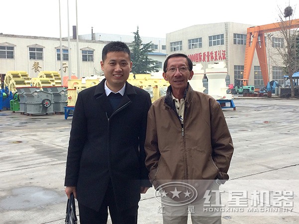 紅星銷售人員帶客戶參觀合作圖