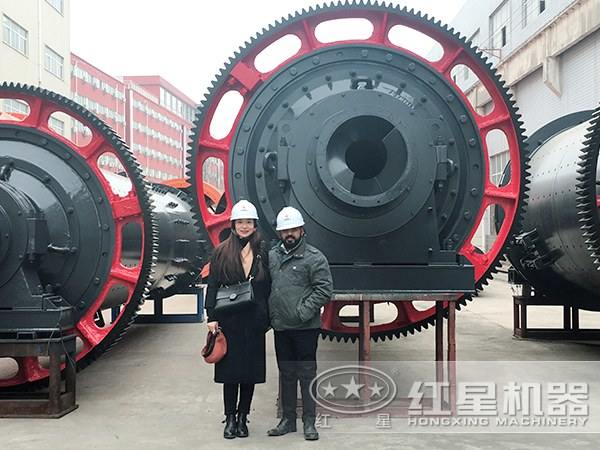 紅星銷售人員帶客戶參觀球磨機(jī)圖
