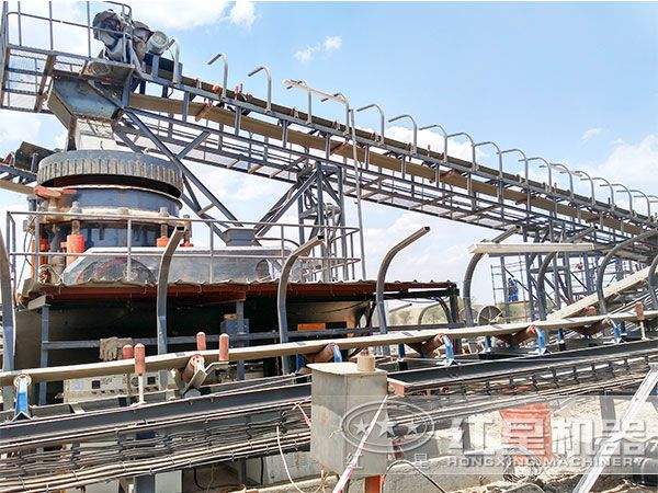 圓錐式破石機(jī)破碎現(xiàn)場