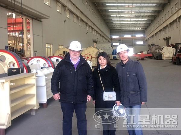 紅星銷售人員帶客戶參觀設備圖