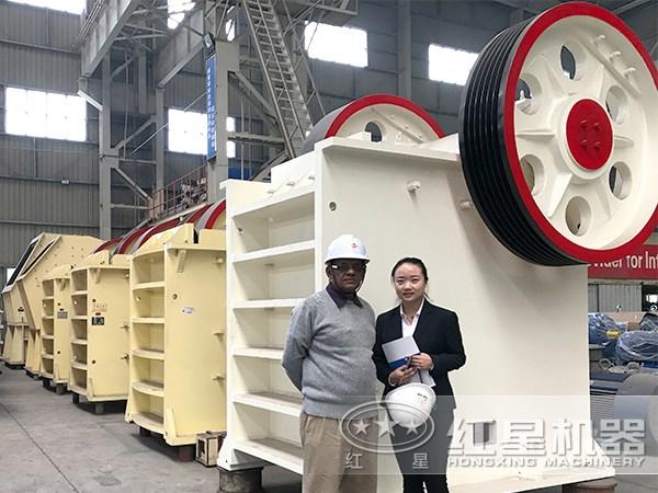 紅星銷售人員帶客戶參觀設備圖