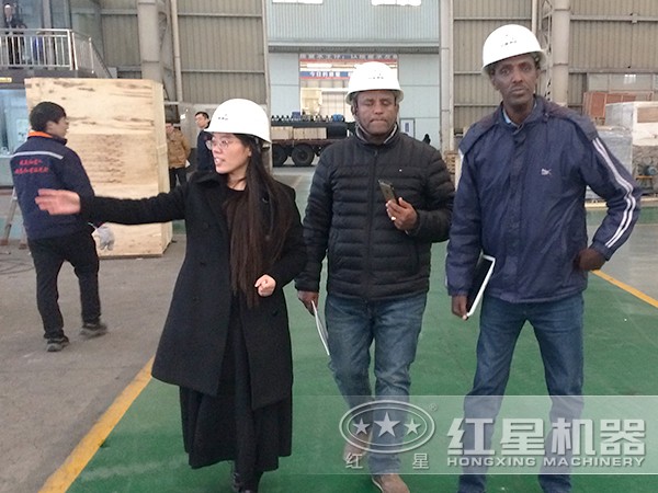 紅星銷售人員帶客戶參觀工廠圖