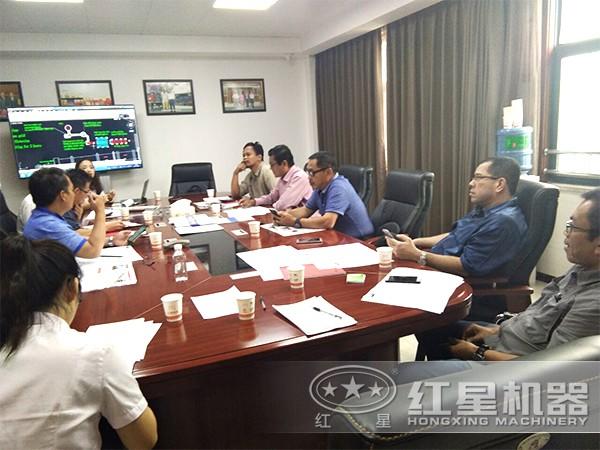 紅星技術人員與客戶探討方案圖