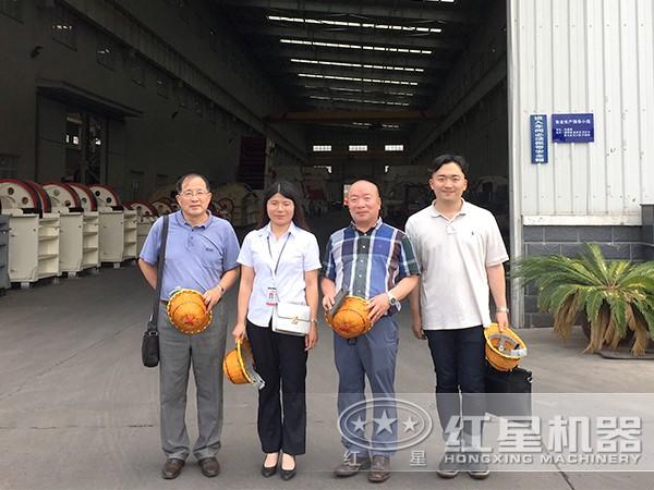 紅星銷售人員帶客戶參觀設(shè)備圖