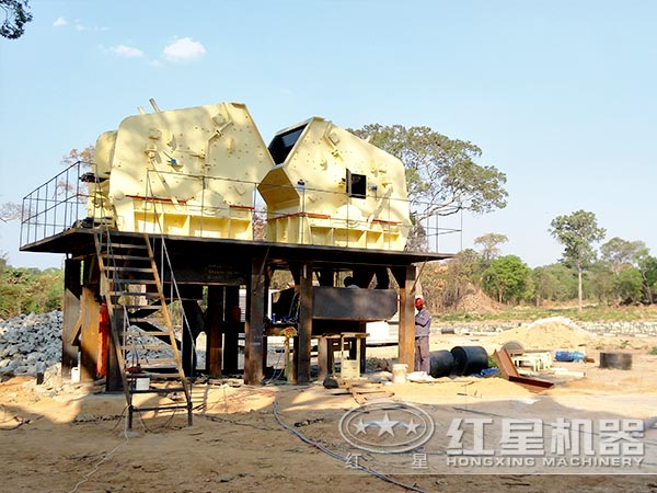 新型環(huán)保石灰石反擊式破碎機(jī)工作現(xiàn)場(chǎng)