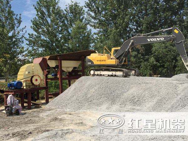 PCΦ800×600錘式破碎機(jī)工作現(xiàn)場