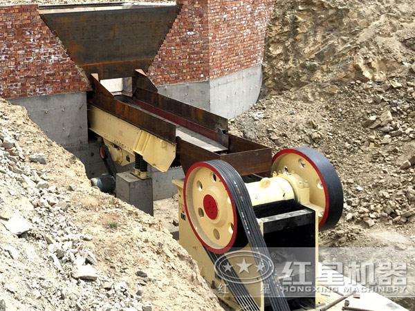 顎式破碎機(jī)破碎現(xiàn)場