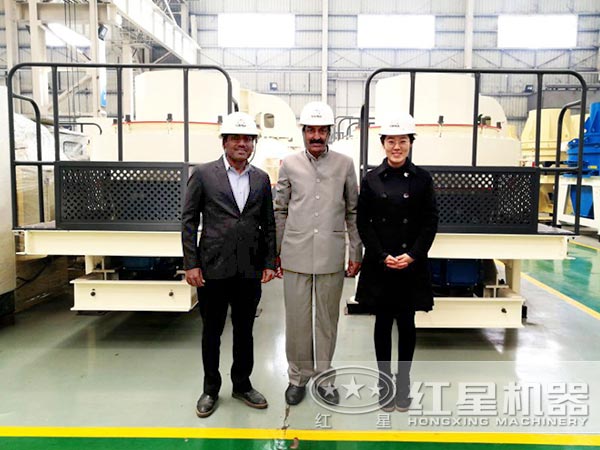 紅星銷(xiāo)售人員帶客戶(hù)參觀(guān)制砂機(jī)圖