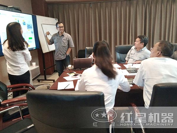 紅星技術(shù)人員與客戶(hù)探討方案圖