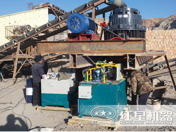 PYD2200圓錐破碎機(jī)工作現(xiàn)場
