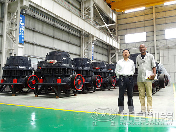 紅星銷售人員帶客戶參觀設(shè)備圖