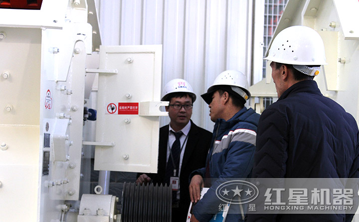 紅星銷售人員帶客戶參觀反擊式破碎機圖