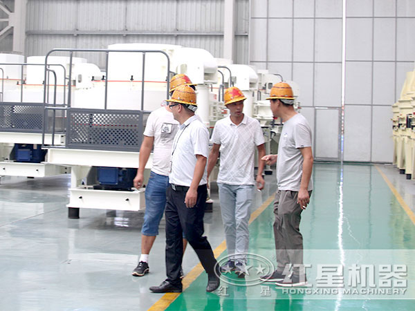 客戶參觀制砂機(jī)生產(chǎn)車(chē)間
