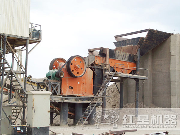 傳統(tǒng)的顎式破碎機(jī)破碎現(xiàn)場(chǎng)