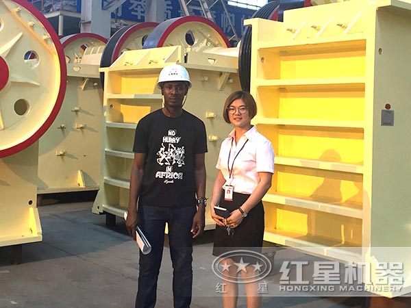 紅星銷(xiāo)售人員帶客戶參觀顎式破碎機(jī)圖