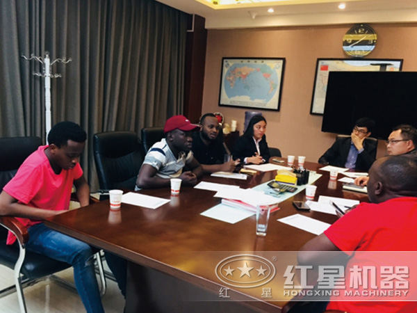 紅星技術(shù)人員與客戶探討方案圖