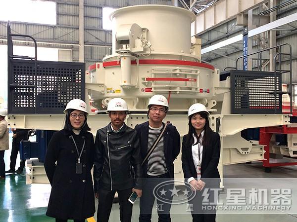 紅星銷(xiāo)售人員帶客戶(hù)參觀(guān)制砂機(jī)圖