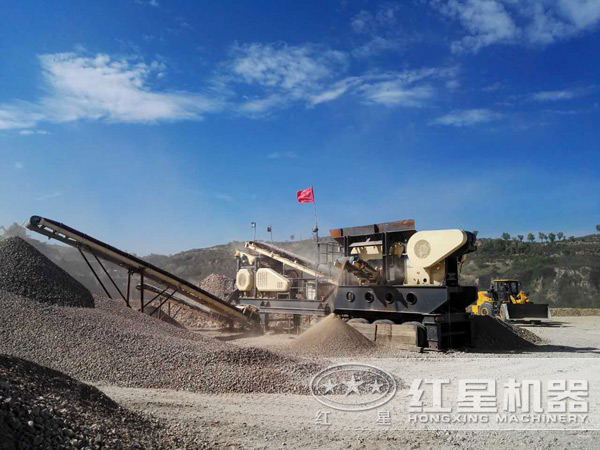 顎式移動破碎機(jī)現(xiàn)場圖