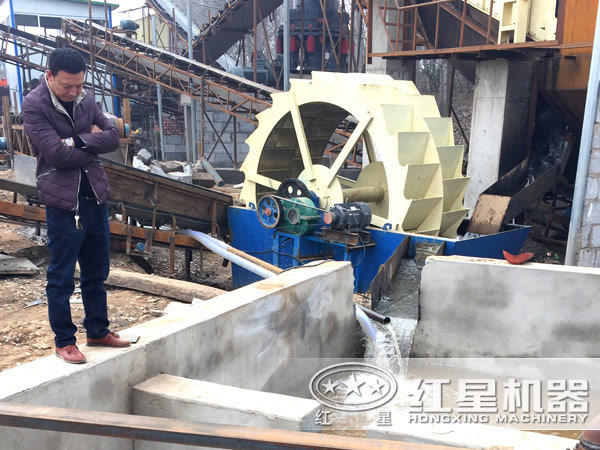 輪斗式洗砂機洗沙現(xiàn)場及配置電機