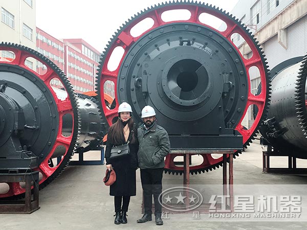 紅星銷售人員帶客戶參觀球磨機