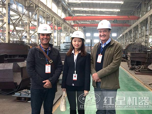 紅星銷售人員帶客戶參觀車間