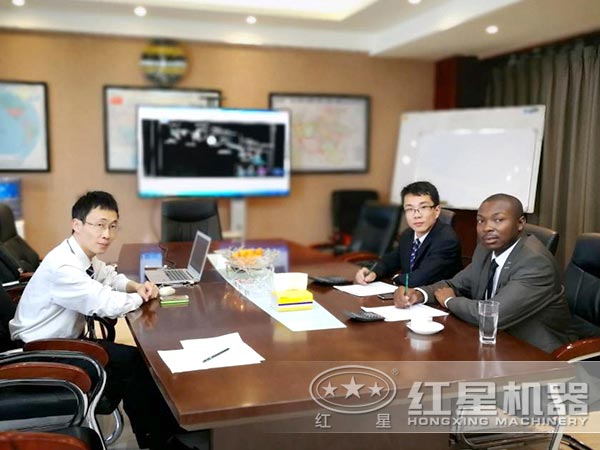 紅星技術人員與客戶探討方案圖