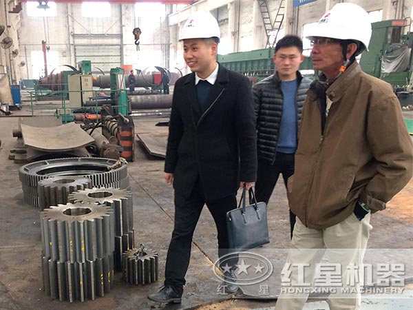 紅星銷售人員帶客戶參觀工廠