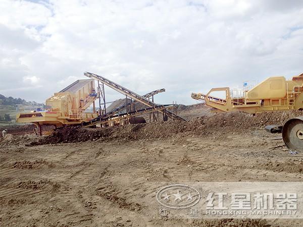 移動(dòng)式破碎生產(chǎn)線現(xiàn)場(chǎng)