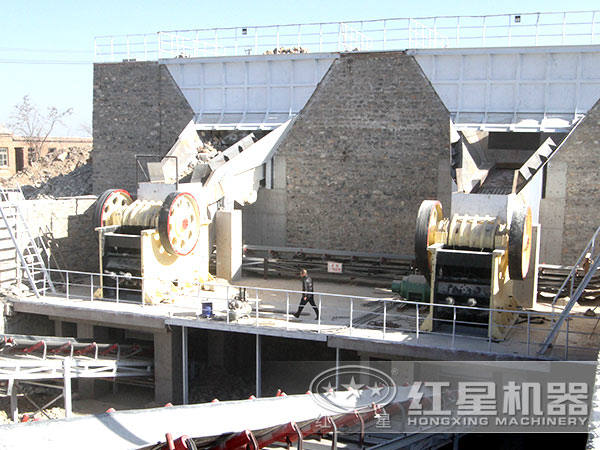 顎式破碎機(jī)破碎現(xiàn)場