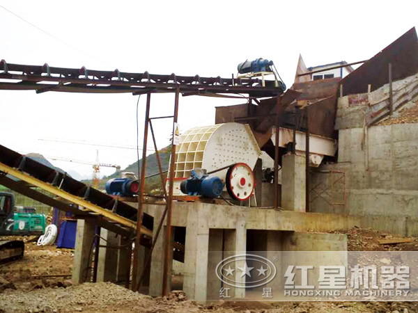 錘式破碎機(jī)工作現(xiàn)場(chǎng)