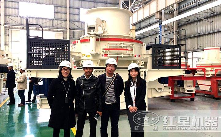 客戶到廠參觀石頭粉沙機