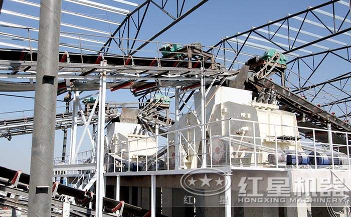 河南某客戶反擊式破碎機工作現(xiàn)場