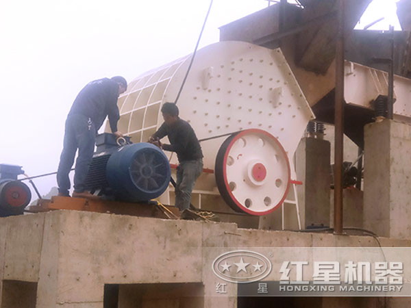 紅星煤矸石錘式破碎機安裝現(xiàn)場