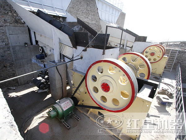 顎式破碎機現(xiàn)場