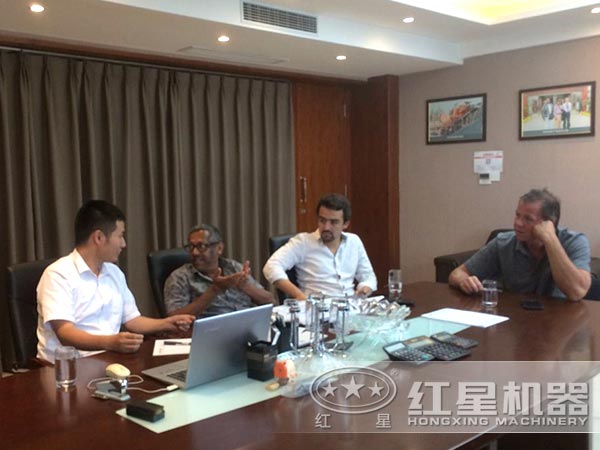 紅星技術(shù)人員與客戶探討設(shè)備方案