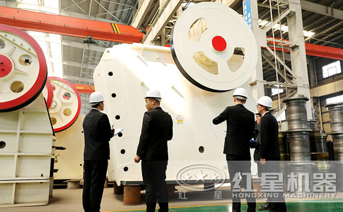 客戶到廠參觀花崗巖顎式破碎機(jī)