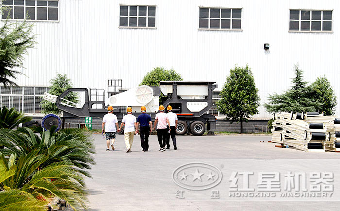 紅星銷售人員帶客戶參觀設(shè)備