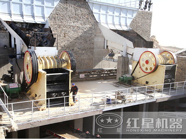 69顎式碎石機破碎現(xiàn)場