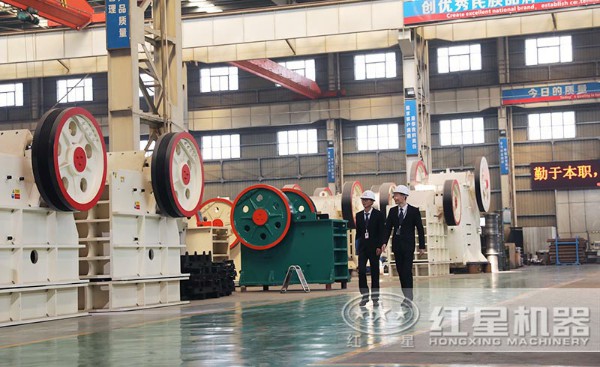 紅星69顎式碎石機生產(chǎn)車間