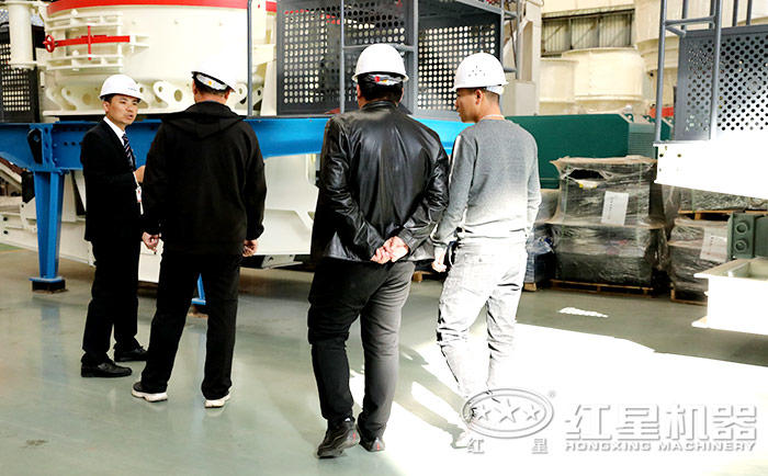 客戶到廠參觀石子制沙機(jī)