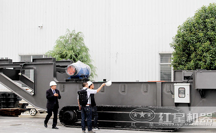 紅星銷售人員帶客戶參觀履帶式建筑垃圾粉碎機(jī)