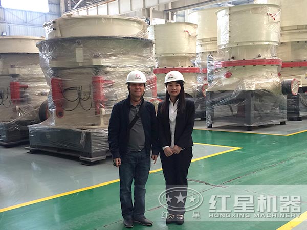 客戶到廠參觀圓錐破碎機(jī)