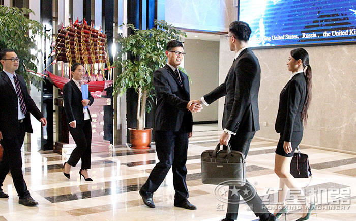 紅星銷售經(jīng)理與客戶合照