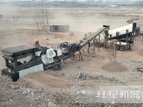 移動式振動篩工作現(xiàn)場