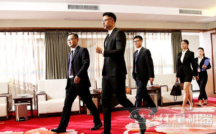 紅星銷售經(jīng)理接待國外客戶