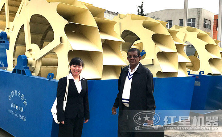 紅星銷售人員帶客戶參觀洗砂機