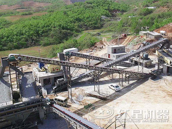 破碎生產(chǎn)線現(xiàn)場(chǎng)