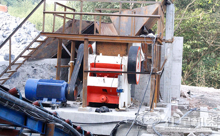 顎式破碎機(jī)現(xiàn)場(chǎng)，軟硬通吃、堅(jiān)固耐用
