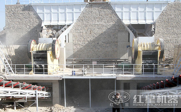 鄂式破碎機(jī)工作現(xiàn)場(chǎng)